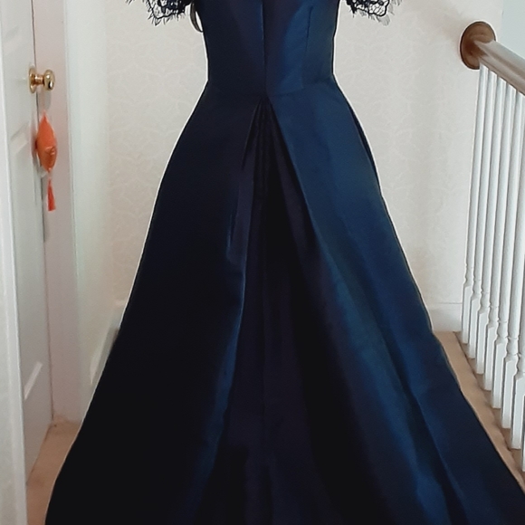 Monique Lhuillier Navy Lace Sleeve Gown - Picture 5 of 10